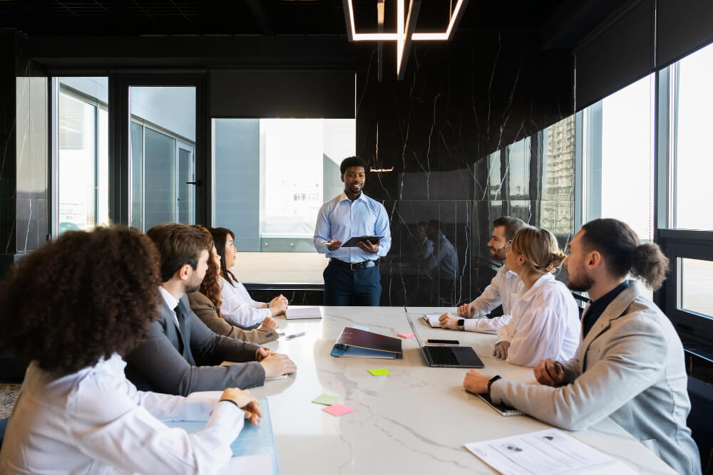 Comercial e marketing em uma reunião.