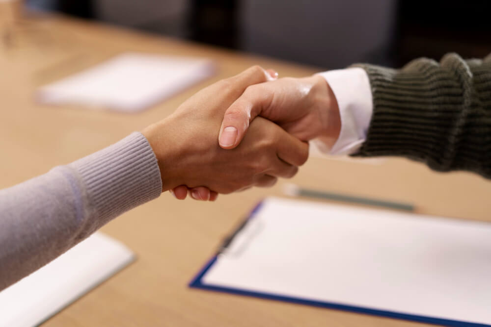 Aperto de mão selando a união D2C.