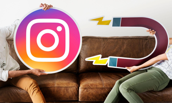 Ímã atraindo logotipo do Instagram, simbolizando o impacto das atualizações do Instagram no SEO de empresas.