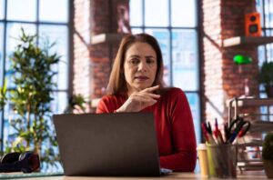 Analista analisando os riscos do mercado.