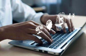 Mãos digitando em um notebook.