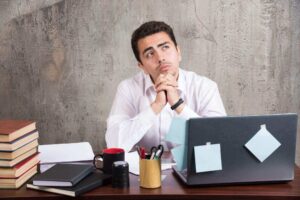 Analista pensando e com dúvida.
