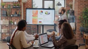 Equipe de marketing fazendo análise do dashboard no escritório. 