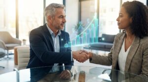 Um homem e uma mulher em trajes casuais de negócios apertam as mãos sobre uma mesa de vidro em um escritório moderno. Entre eles, flutua um gráfico de barras holográfico ascendente, simbolizando o sucesso de uma estratégia de marketing orientado a dados.