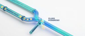 Ilustração 3D em fundo branco mostrando duas tubulações translúcidas rotuladas como 'Tráfego Pago' e 'Inbound Marketing' se fundindo em um fluxo poderoso, com moedas douradas passando por uma chave inglesa que ajusta o sistema para evitar desperdício e melhorar o connect rate.